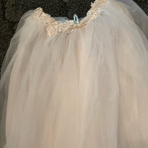 Elegant Satin White Lace Wedding Dress with an attachable train. size 8 - Picture 6 of 11